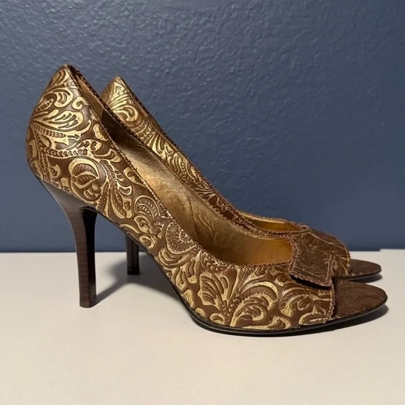 Carlos Santana Brown With Gold Embossed Floral Design Peep Toes Size 10 - Picture 3 of 8